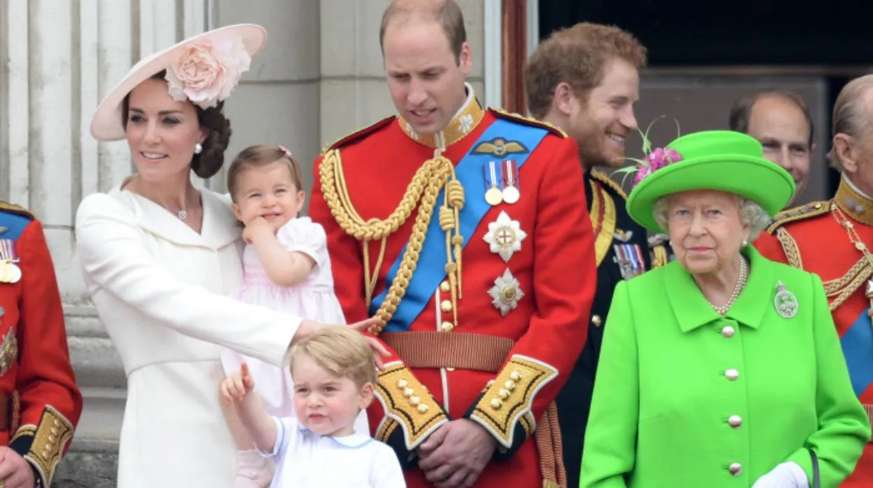 La Reina Isabel II junto a sus nietos y bisnietos