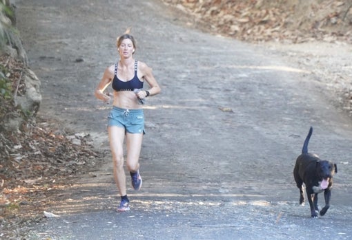 Pocas pueden permitirse salir a correr solo con un top y pantalones cortos.