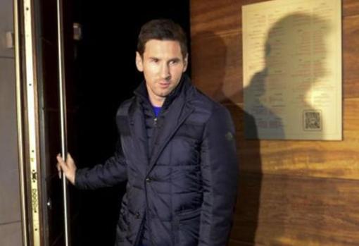 Messi saliendo del restaurante