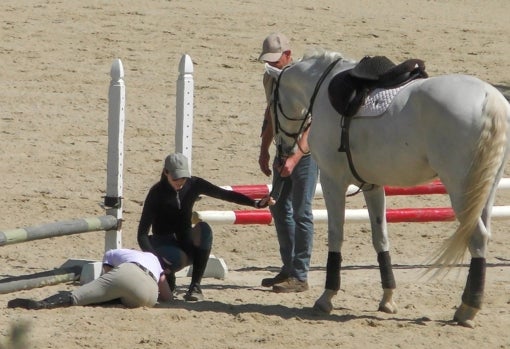 La grave caída de caballo de la actriz Selma Blair que podría empeorar su esclerosis múltiple