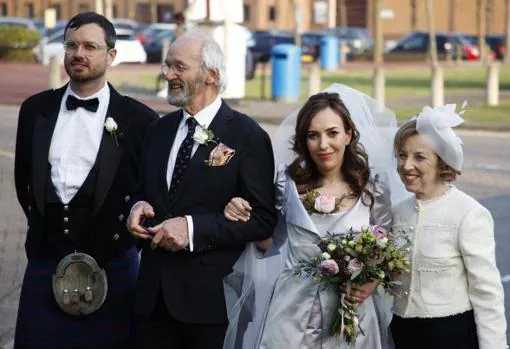 La novia con su madre y el padre de Assange, Richard Assange. A la izquierda John Shipton, medio hermano del novio