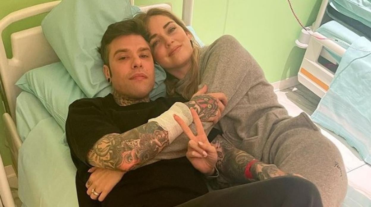 Chiara Ferragni junto a su marido, el rapero Fedez en el hospital