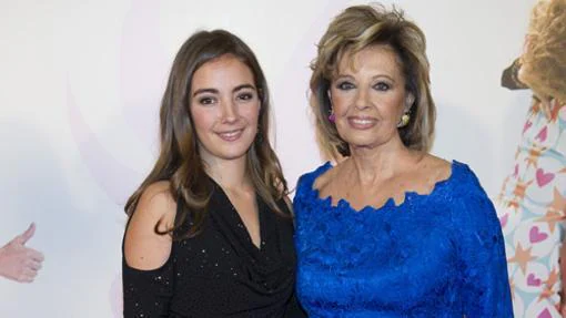 Carmen junto a su abuela, María Teresa Campos