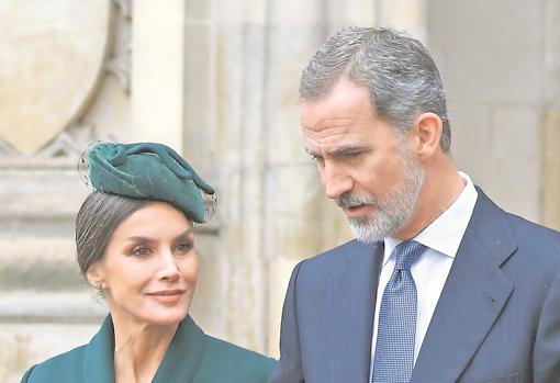 La Reina Isabel muestra su apoyo al Príncipe Andrés en el acto en memoria de su marido