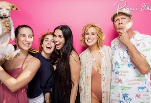 Demi Moore y Bruce Willis con sus tres hijas