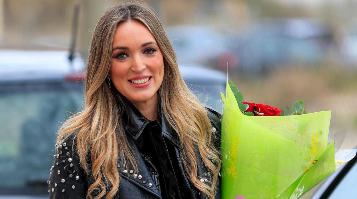 Marta Riesco posa con el ramo de flores que le ha regalado Antonio David Flores por su cumpleaños