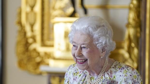 Isabel II recupera la sonrisa en su 96 cumpleaños