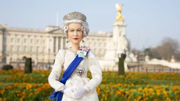 Mattel homenajea a la Reina Isabel por sus 70 años en el trono con una Barbie