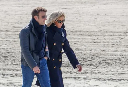 La pareja paseando por la playa el pasado 10 de abril