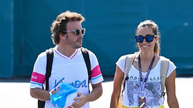 Fernando Alonso y Andrea Schlager pasean su amor en el circuito de Miami