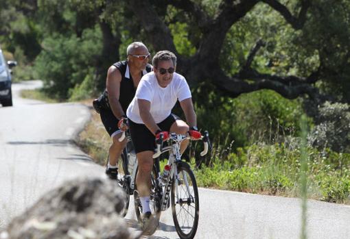 Sarkozy, en su bicicleta por una carretera francesa en 2014