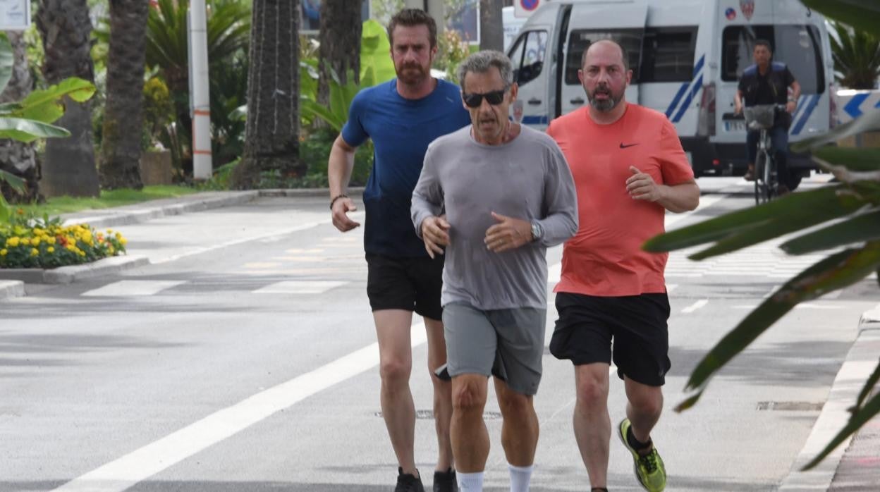 Nicolas Sarkozy corriendo por las calles de Francia