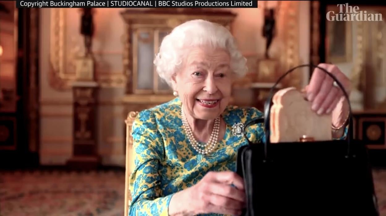 La reina Isabel II en una de las escenas del vídeo viral