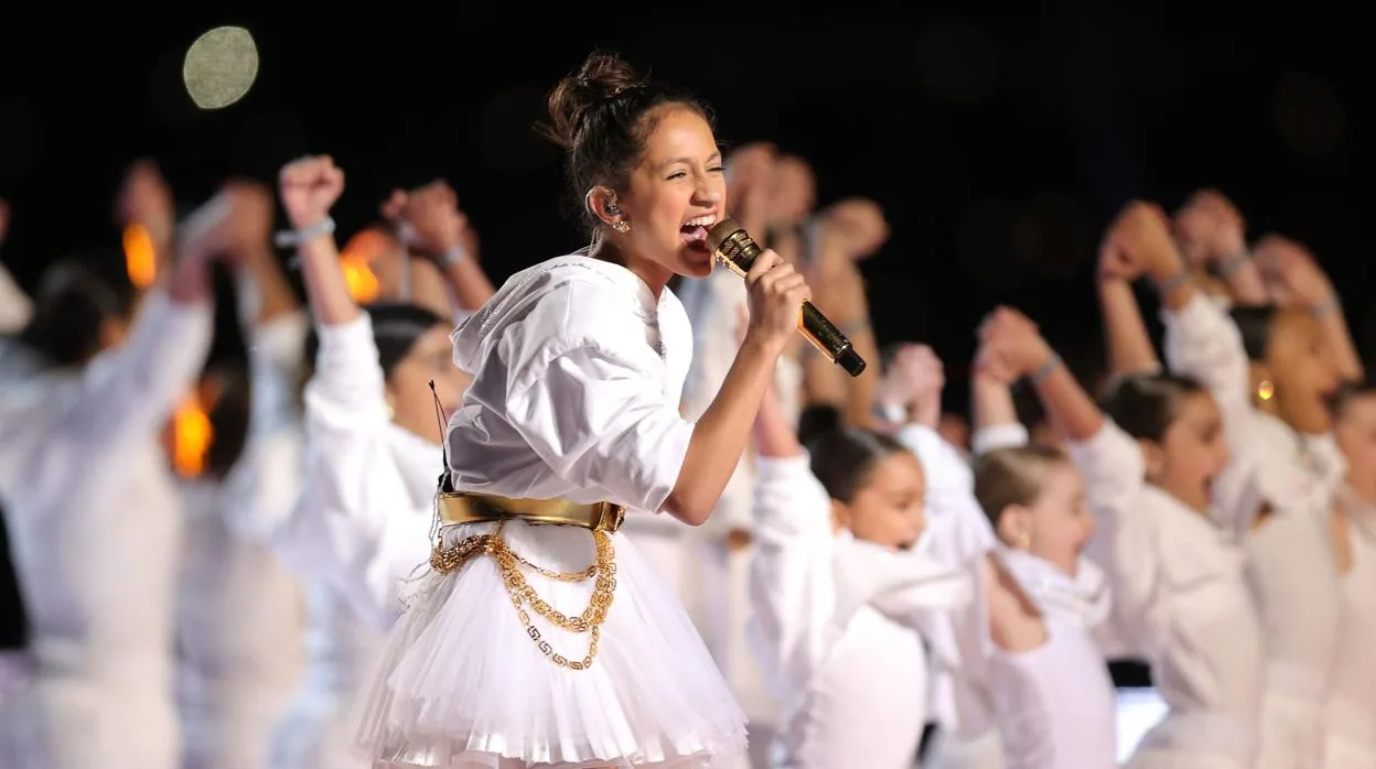 Emme, la hija de López, durante el concierto de su madre en el 'Halftime Show' de la Superbowl de 2020