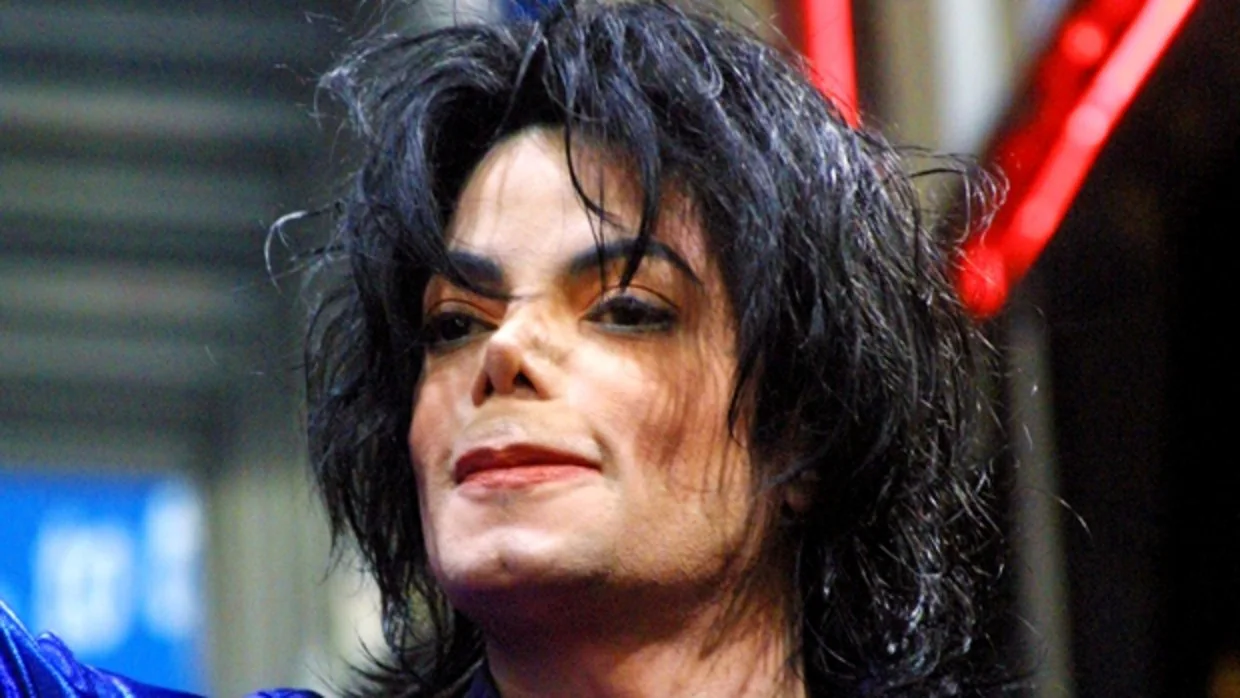 Michael Jackson durante la presentación de su disco 'Invencible' en 2001