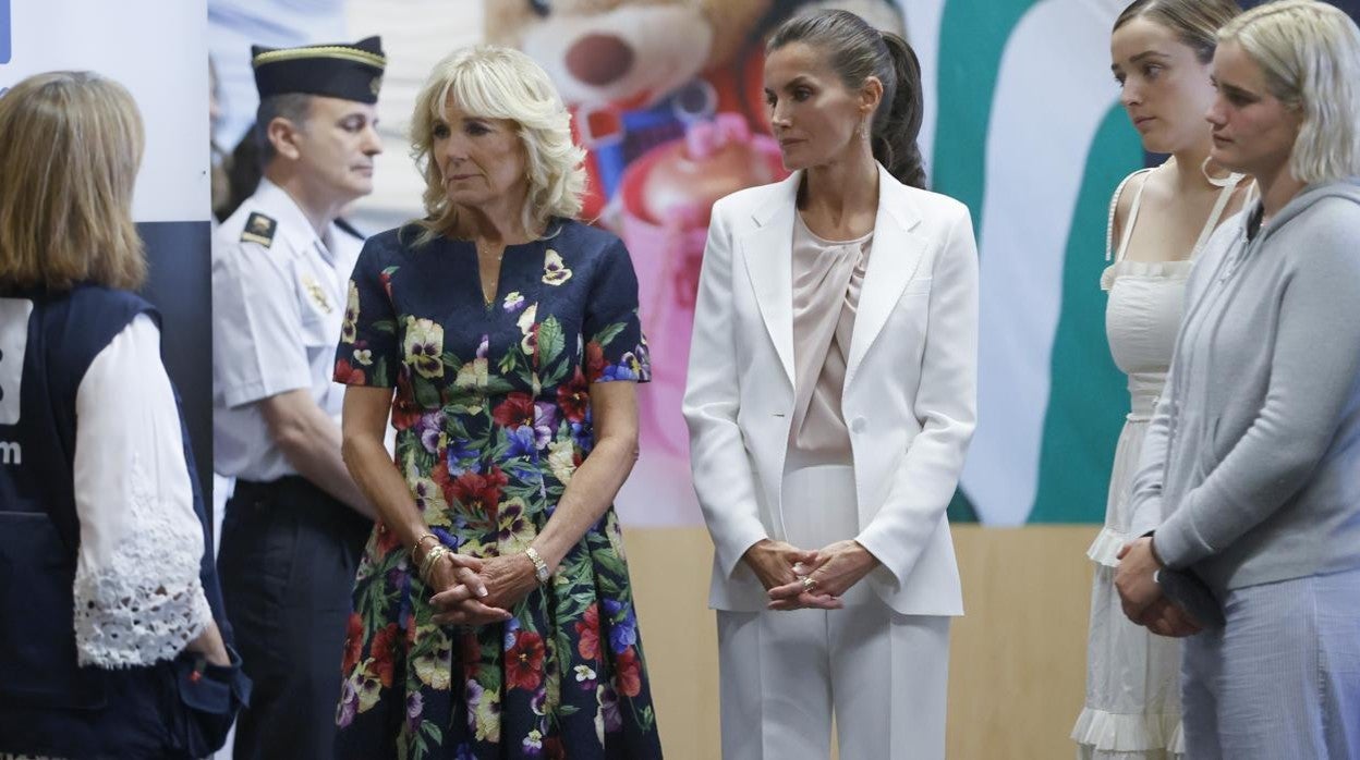 La Reina con Jill Biden con sus nietas