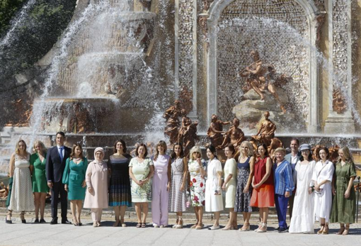 La reina Letizia y la mujer del presidente del Gobierno, Begoña Gómez posan con los acompañantes de los mandatarios que asisten a la cumbre de la OTAN para la foto de familia de los actos culturales en su honor celebrados en la Granja de San Idelfonso, Segovia, este miércoles