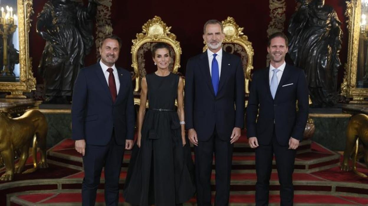 Los Reyes posan con el primer ministro de Luxemburgo, Xavier Bettel, y su esposo Gauthier Destenay (d) durante la recepción que los monarcas ofrecieron a los jefes de Estado y jefes de Gobierno que participan en la cumbre de la OTAN, este martes en el Palacio Real