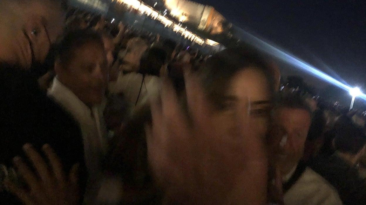 Rachel Valdés tapando los objetivos de las cámaras en el concierto