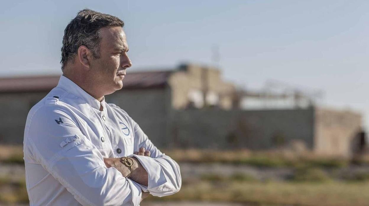 Ángel León, con el restaurante Aponiente atrás