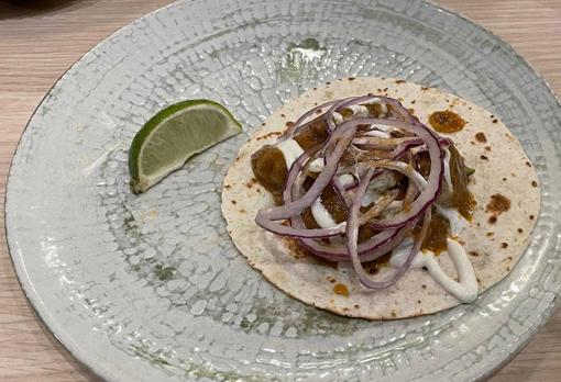 Taco de carrillada con aguacate, salsa de yogurt y cebolla morada