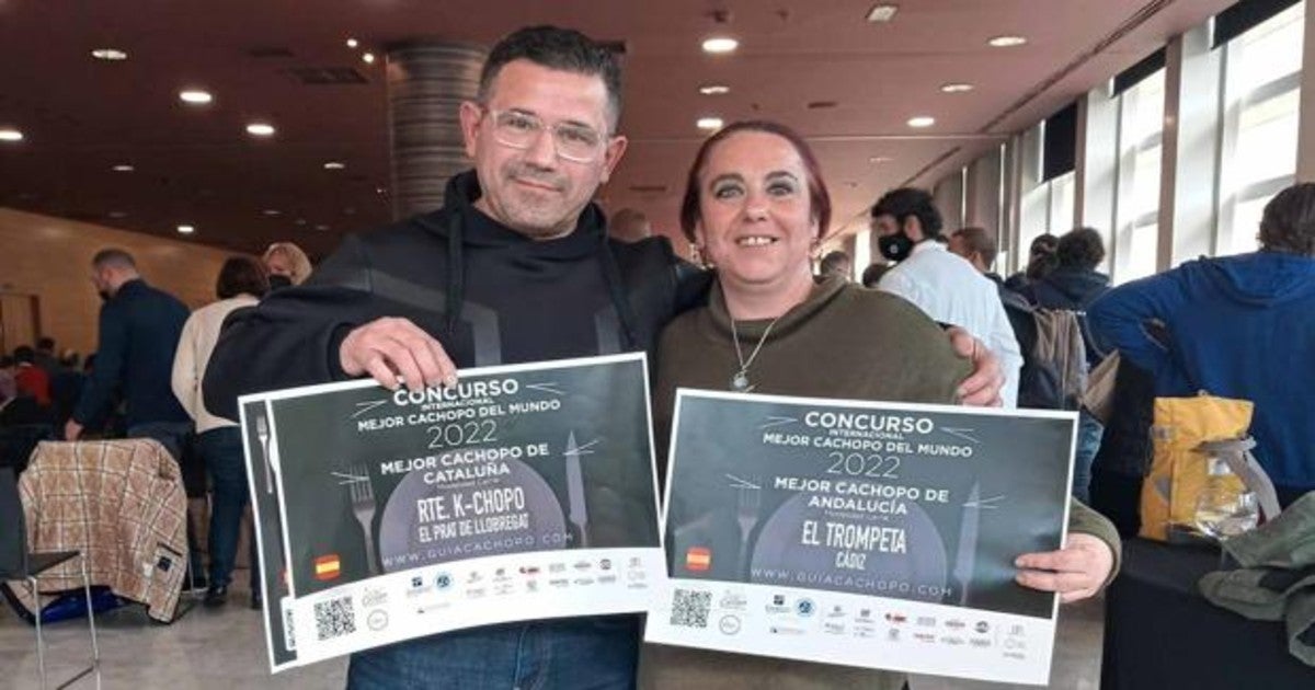 Rebeca Doello, del Bar El Trompeta, junto al campeón de Cataluña