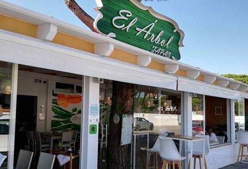 Entrada a El Árbol Tapas, en la playa de La Barrosa de Chiclana