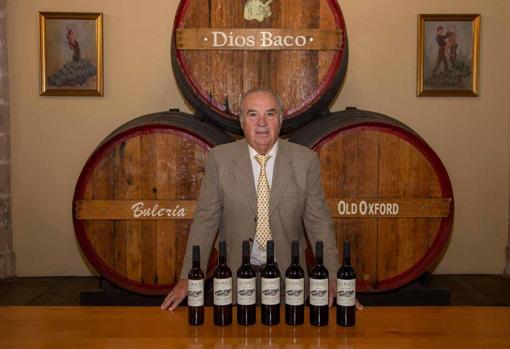 José Páez, con algunos de los vinos de la bodega