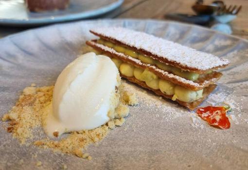 Milhojas de pistacho, albahaca y limón con helado de yogur