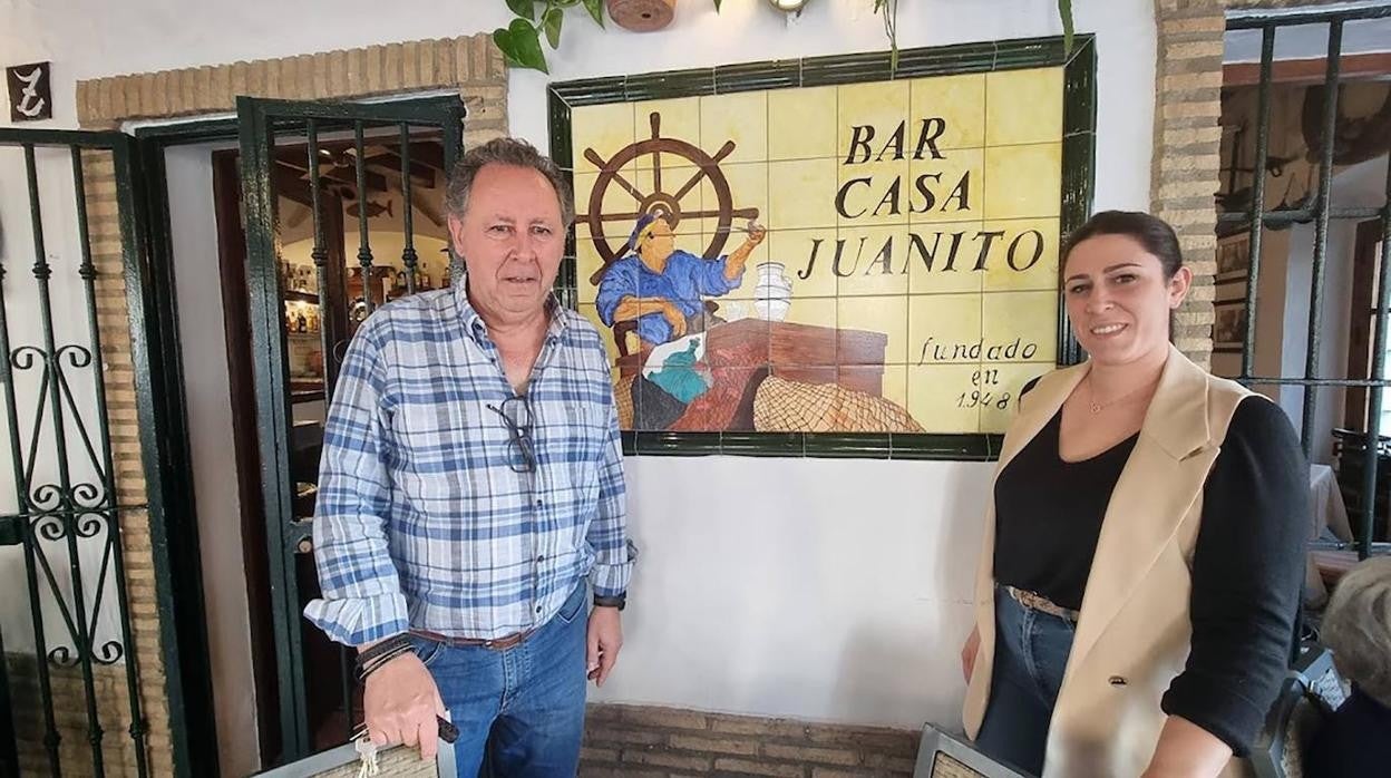 Juan Rodríguez y su hija Lucía, en la entrada del restaurante