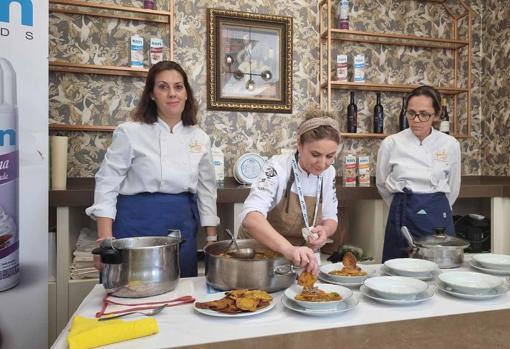 Oliva Moreno, durante la preparación de su plato