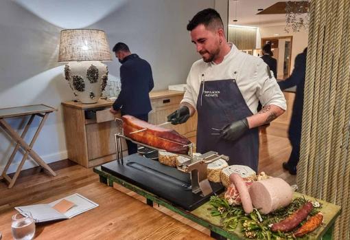 El chef, Héctor Sánchez, cortando el jamón de almadraba