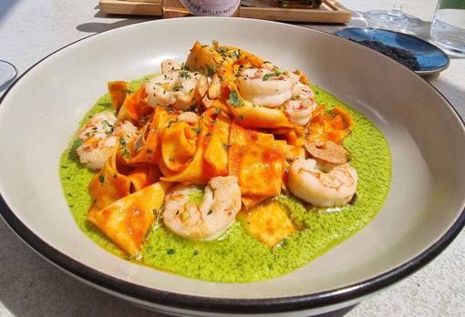 Linguini con gamba roja y pesto de albahaca y piñones