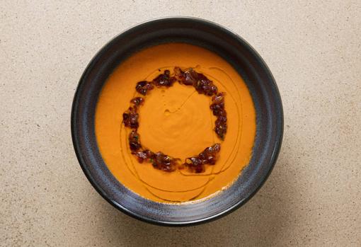 El salmorejo con almendra marcona y mojama de atún