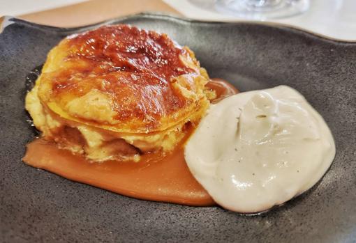 Torrija con helado de yema tostada y chantilly de vainilla