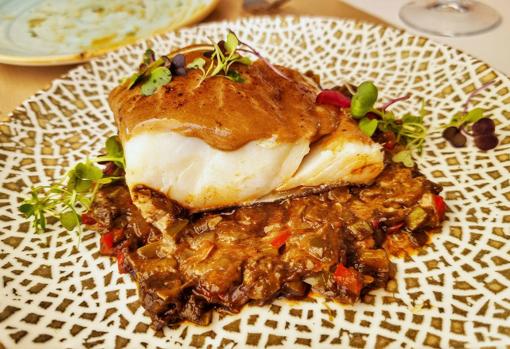 Bacalao con alioli de soja y miel sobre pisto negro