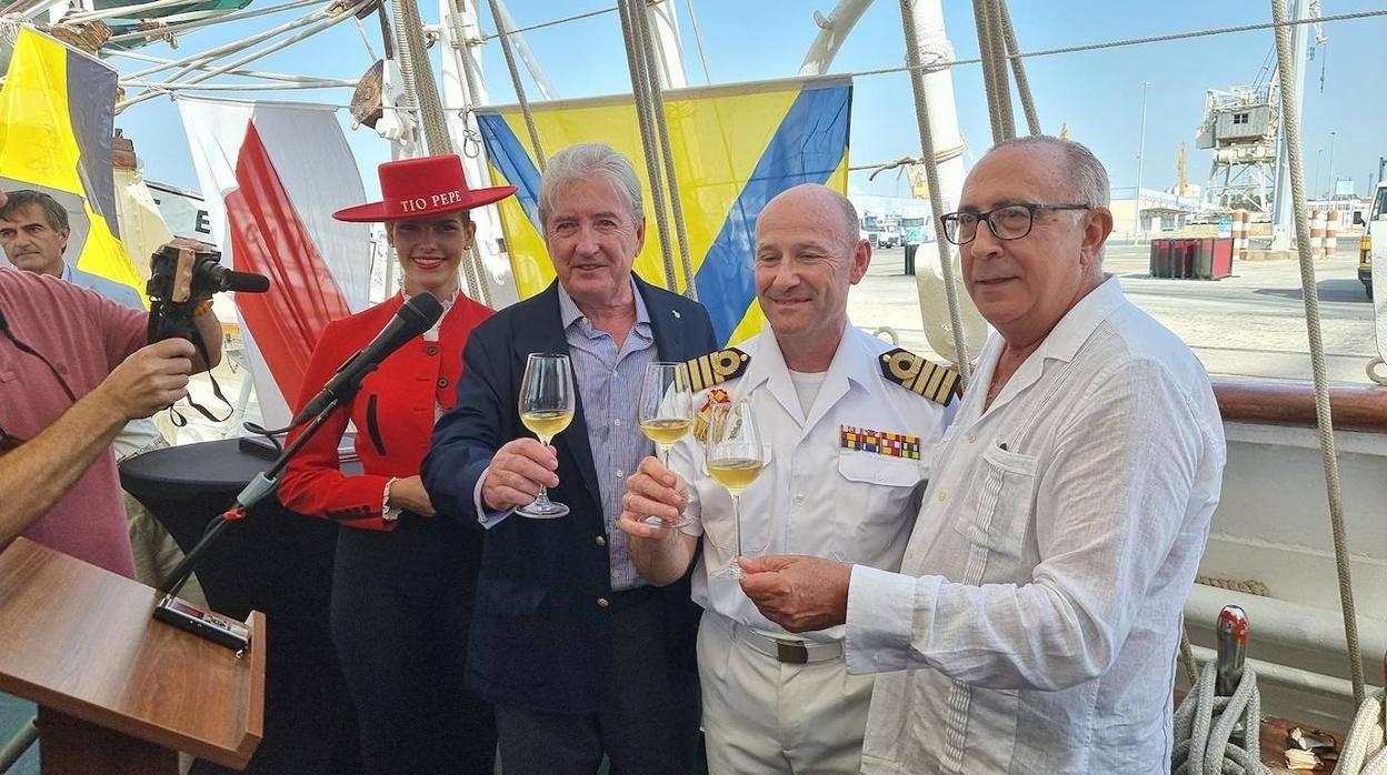 Brindis con el vino de Tío Pepe tras su llegada a Cádiz