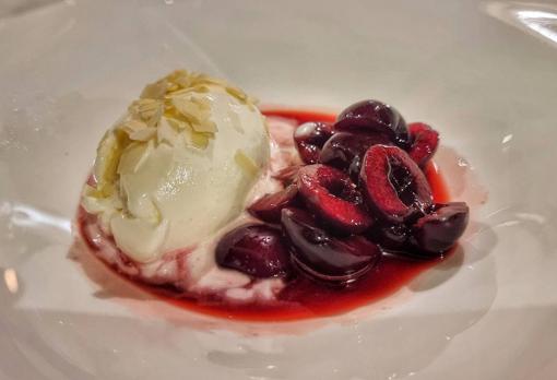 Cerezas a la brasa con helado de queso, infusión de frutos rojos y almendra laminada