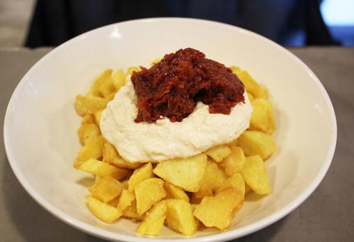 Las famosas patatas bravas de Aplomo