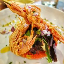 Langostino chiguato frito con tomate