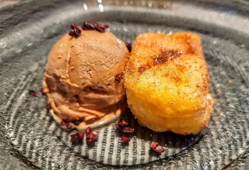 Entre los postres, la leche frita con helado de café