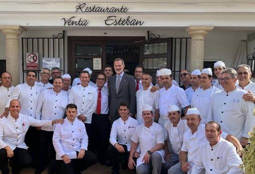 Felipe VI, con los trabajadores de la venta