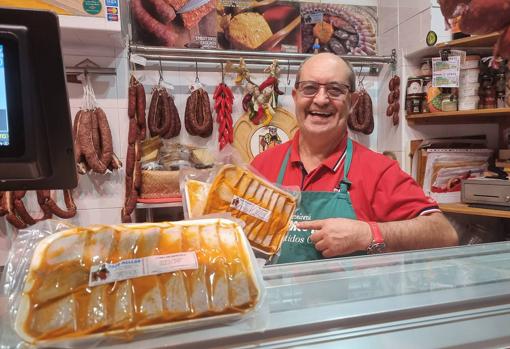 Paco, en el interior de la carnicería