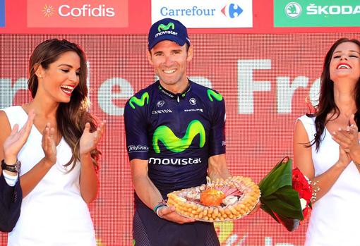 Alejandro Valverde, con la tarta cochina de Paco Melero