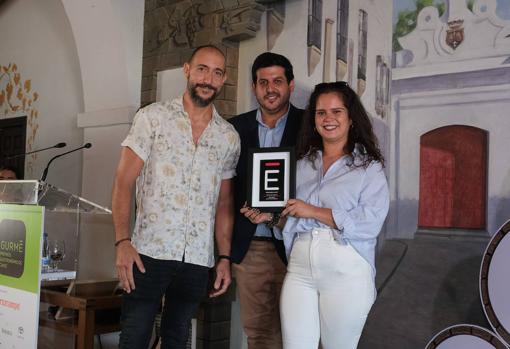 Jorge Vázquez entregó el premio a Alicia Romero y Ángel Pérez, de Gallopedro