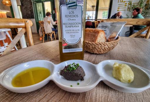 El aperitivo, aceite de la tierra, tapenade de aceituna y alioli, hecho a mortero