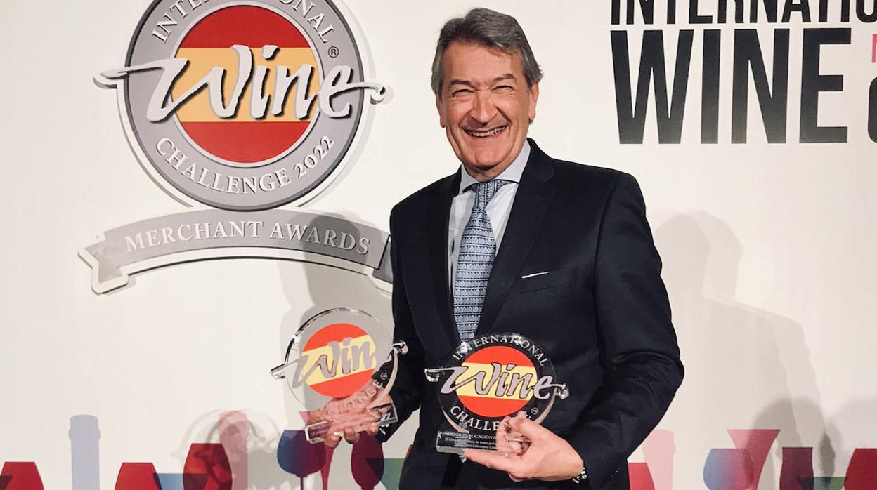 César Saldaña, con los premios