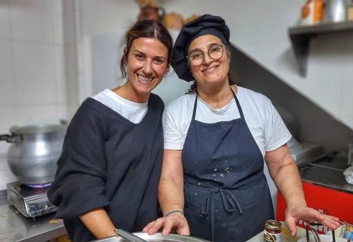 Ana y Mila Rodríguez, sobrina y tía, en la cocina