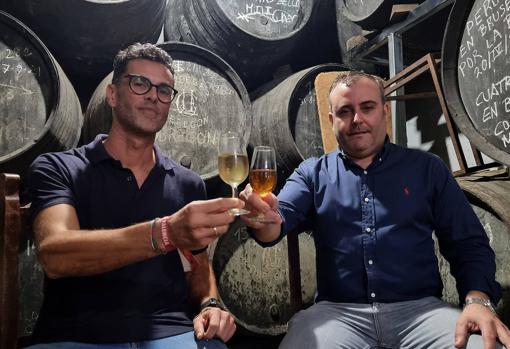 Jaime y Fran brindan en el interior de Bodegas Obregón