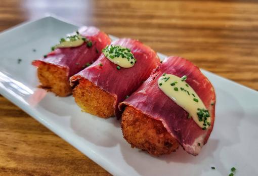 Las croquetas con lámina de cecina